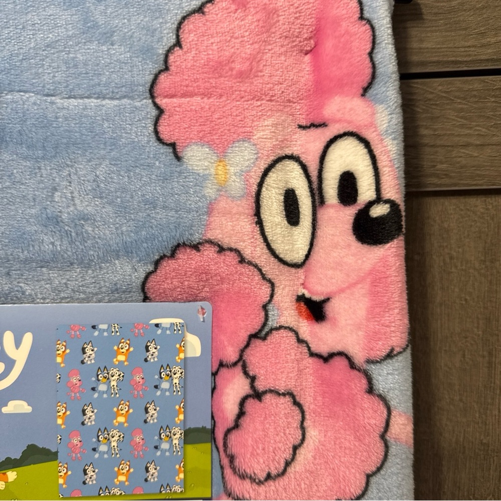 New Bluey Bingo Coco Chloe & Muffin 50" x 70" Blue Throw Blanket On Hanger - Picture 7 of 10